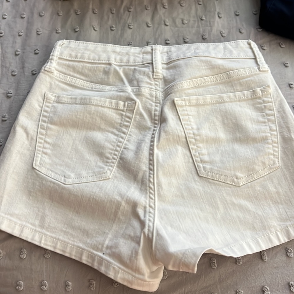 White shorts - Picture 2 of 2